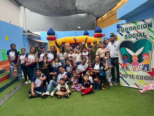 Personas trabajando en la fundación Yo Te Cuido